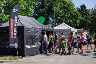 Plavinas Şehri, Letonya. Koşu yarışı, insanlar spor aktiviteleriyle meşguldü. Çeşitli engelleri aşmak ve koşmak. 18.07.2020