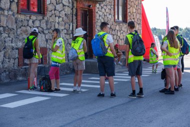 Plavinas Şehri, Letonya. Koşu yarışı, insanlar spor aktiviteleriyle meşguldü. Çeşitli engelleri aşmak ve koşmak. 18.07.2020