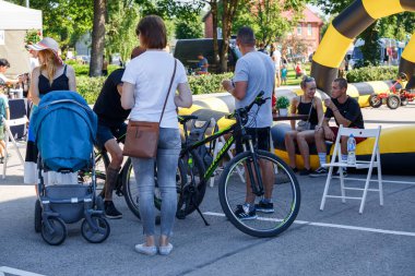 Plavinas Şehri, Letonya. Koşu yarışı, insanlar spor aktiviteleriyle meşguldü. Çeşitli engelleri aşmak ve koşmak. 18.07.2020