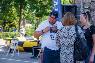 Plavinas Şehri, Letonya. Koşu yarışı, insanlar spor aktiviteleriyle meşguldü. Çeşitli engelleri aşmak ve koşmak. 18.07.2020