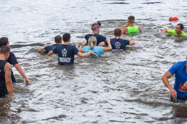 Plavinas Şehri, Letonya. Koşu yarışı, insanlar spor aktiviteleriyle meşguldü. Çeşitli engelleri aşmak ve koşmak. 18.07.2020