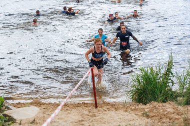 Plavinas Şehri, Letonya. Koşu yarışı, insanlar spor aktiviteleriyle meşguldü. Çeşitli engelleri aşmak ve koşmak. 18.07.2020