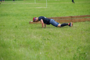 Plavinas Şehri, Letonya. Koşu yarışı, insanlar spor aktiviteleriyle meşguldü. Çeşitli engelleri aşmak ve koşmak. 18.07.2020