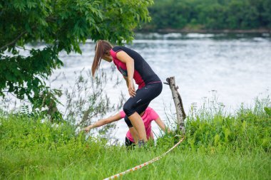 Plavinas Şehri, Letonya. Koşu yarışı, insanlar spor aktiviteleriyle meşguldü. Çeşitli engelleri aşmak ve koşmak. 18.07.2020