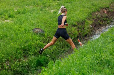 Plavinas Şehri, Letonya. Koşu yarışı, insanlar spor aktiviteleriyle meşguldü. Çeşitli engelleri aşmak ve koşmak. 18.07.2020