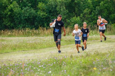 Plavinas Şehri, Letonya. Koşu yarışı, insanlar spor aktiviteleriyle meşguldü. Çeşitli engelleri aşmak ve koşmak. 18.07.2020