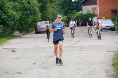 Plavinas Şehri, Letonya. Koşu yarışı, insanlar spor aktiviteleriyle meşguldü. Çeşitli engelleri aşmak ve koşmak. 18.07.2020
