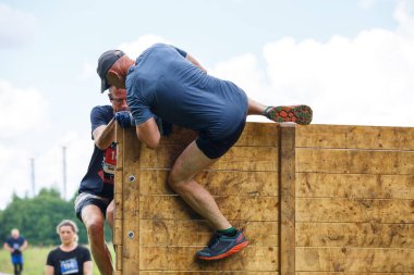 Plavinas Şehri, Letonya. Koşu yarışı, insanlar spor aktiviteleriyle meşguldü. Çeşitli engelleri aşmak ve koşmak. 18.07.2020