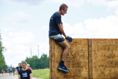 Plavinas Şehri, Letonya. Koşu yarışı, insanlar spor aktiviteleriyle meşguldü. Çeşitli engelleri aşmak ve koşmak. 18.07.2020