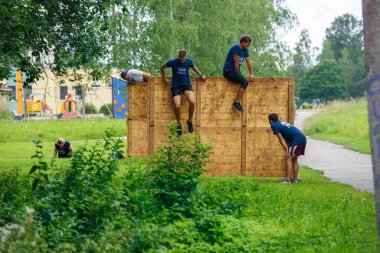 Plavinas Şehri, Letonya. Koşu yarışı, insanlar spor aktiviteleriyle meşguldü. Çeşitli engelleri aşmak ve koşmak. 18.07.2020