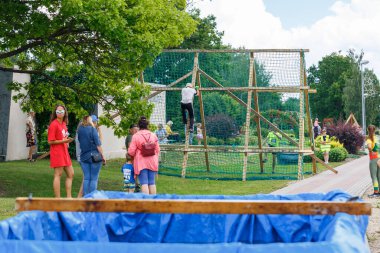 Plavinas Şehri, Letonya. Koşu yarışı, insanlar spor aktiviteleriyle meşguldü. Çeşitli engelleri aşmak ve koşmak. 18.07.2020
