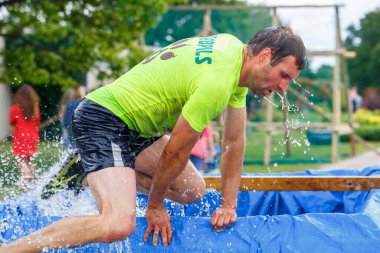 Plavinas Şehri, Letonya. Koşu yarışı, insanlar spor aktiviteleriyle meşguldü. Çeşitli engelleri aşmak ve koşmak. 18.07.2020