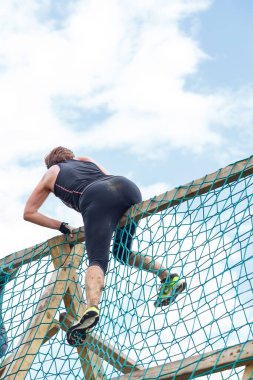 Plavinas Şehri, Letonya. Koşu yarışı, insanlar spor aktiviteleriyle meşguldü. Çeşitli engelleri aşmak ve koşmak. 18.07.2020