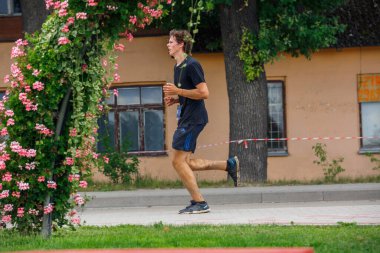 Plavinas Şehri, Letonya. Koşu yarışı, insanlar spor aktiviteleriyle meşguldü. Çeşitli engelleri aşmak ve koşmak. 18.07.2020