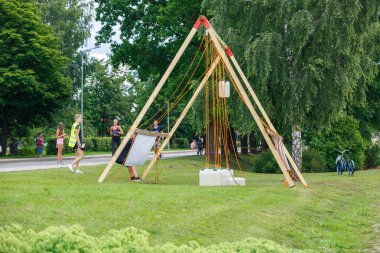 Plavinas Şehri, Letonya. Koşu yarışı, insanlar spor aktiviteleriyle meşguldü. Çeşitli engelleri aşmak ve koşmak. 18.07.2020