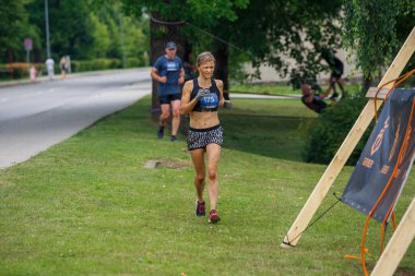 Plavinas Şehri, Letonya. Koşu yarışı, insanlar spor aktiviteleriyle meşguldü. Çeşitli engelleri aşmak ve koşmak. 18.07.2020