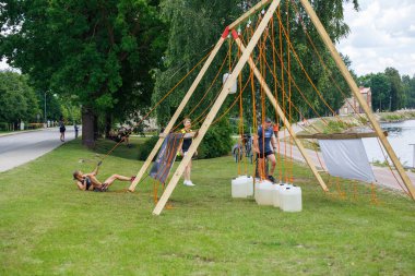 Plavinas Şehri, Letonya. Koşu yarışı, insanlar spor aktiviteleriyle meşguldü. Çeşitli engelleri aşmak ve koşmak. 18.07.2020
