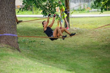 Plavinas Şehri, Letonya. Koşu yarışı, insanlar spor aktiviteleriyle meşguldü. Çeşitli engelleri aşmak ve koşmak. 18.07.2020