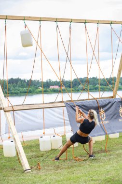 Plavinas Şehri, Letonya. Koşu yarışı, insanlar spor aktiviteleriyle meşguldü. Çeşitli engelleri aşmak ve koşmak. 18.07.2020