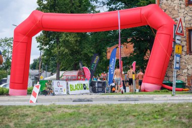 Plavinas Şehri, Letonya. Koşu yarışı, insanlar spor aktiviteleriyle meşguldü. Çeşitli engelleri aşmak ve koşmak. 18.07.2020