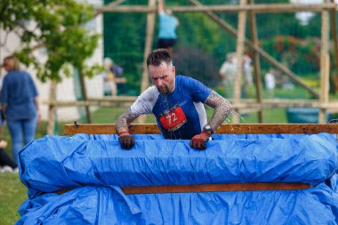 Plavinas Şehri, Letonya. Koşu yarışı, insanlar spor aktiviteleriyle meşguldü. Çeşitli engelleri aşmak ve koşmak. 18.07.2020