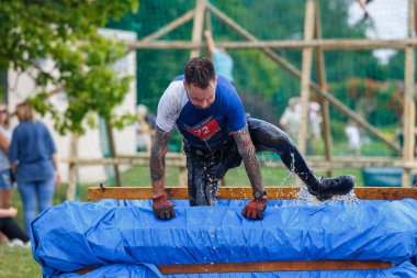 Plavinas Şehri, Letonya. Koşu yarışı, insanlar spor aktiviteleriyle meşguldü. Çeşitli engelleri aşmak ve koşmak. 18.07.2020
