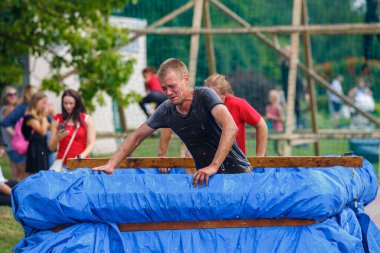 Plavinas Şehri, Letonya. Koşu yarışı, insanlar spor aktiviteleriyle meşguldü. Çeşitli engelleri aşmak ve koşmak. 18.07.2020