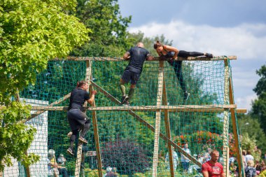 Plavinas Şehri, Letonya. Koşu yarışı, insanlar spor aktiviteleriyle meşguldü. Çeşitli engelleri aşmak ve koşmak. 18.07.2020