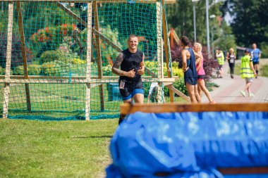 Plavinas Şehri, Letonya. Koşu yarışı, insanlar spor aktiviteleriyle meşguldü. Çeşitli engelleri aşmak ve koşmak. 18.07.2020