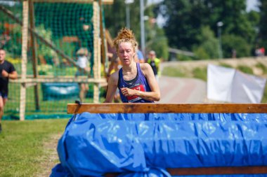 Plavinas Şehri, Letonya. Koşu yarışı, insanlar spor aktiviteleriyle meşguldü. Çeşitli engelleri aşmak ve koşmak. 18.07.2020