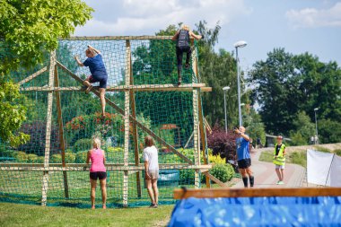 Plavinas Şehri, Letonya. Koşu yarışı, insanlar spor aktiviteleriyle meşguldü. Çeşitli engelleri aşmak ve koşmak. 18.07.2020