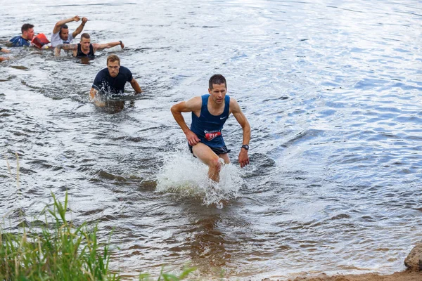 拉托维亚普拉维纳斯市赛跑 人们参加体育活动 克服各种障碍和逃跑 2020年7月18日 — 图库照片