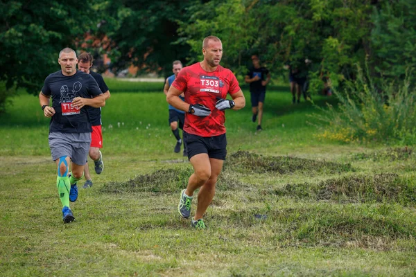 拉托维亚普拉维纳斯市赛跑 人们参加体育活动 克服各种障碍和逃跑 2020年7月18日 — 图库照片