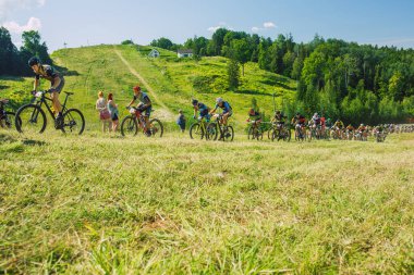 Cesis şehri, Letonya. Ortak bisiklet dağ gezisi. Dağda güneşli bir gün. 09.08.2020
