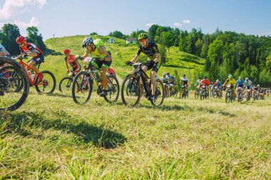 Cesis şehri, Letonya. Ortak bisiklet dağ gezisi. Dağda güneşli bir gün. 09.08.2020