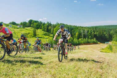 Cesis şehri, Letonya. Ortak bisiklet dağ gezisi. Dağda güneşli bir gün. 09.08.2020