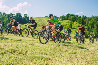 Cesis şehri, Letonya. Ortak bisiklet dağ gezisi. Dağda güneşli bir gün. 09.08.2020