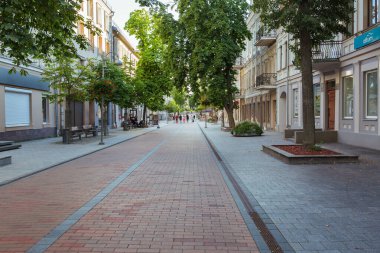 Daugavpils Şehri, Letonya. Eski evler ve sokak manzarası. Seyahat fotoğrafı. 11.08.2020