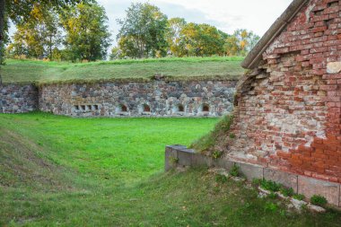 Daugavpils Şehri, Letonya. Eski kale ve kırmızı tuğladan kalıntılar. Seyahat fotoğrafı. 11.08.2020