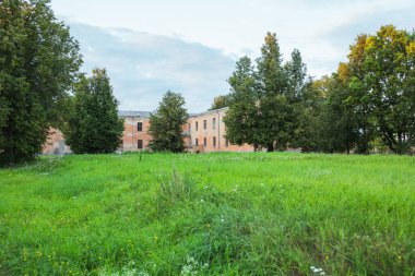 Daugavpils Şehri, Letonya. Eski kale ve kırmızı tuğladan kalıntılar. Seyahat fotoğrafı. 11.08.2020