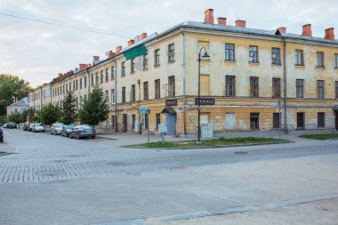 Daugavpils Şehri, Letonya. Eski kale ve kırmızı tuğladan kalıntılar. Seyahat fotoğrafı. 11.08.2020