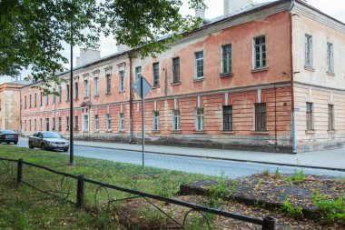 Daugavpils Şehri, Letonya. Eski kale ve kırmızı tuğladan kalıntılar. Seyahat fotoğrafı. 11.08.2020