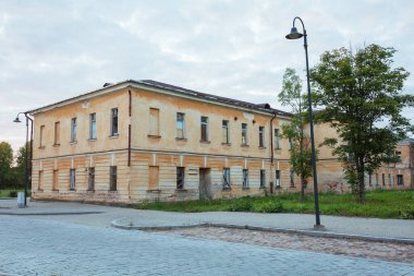 Daugavpils Şehri, Letonya. Eski kale ve kırmızı tuğladan kalıntılar. Seyahat fotoğrafı. 11.08.2020