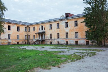 Daugavpils Şehri, Letonya. Eski kale ve kırmızı tuğladan kalıntılar. Seyahat fotoğrafı. 11.08.2020