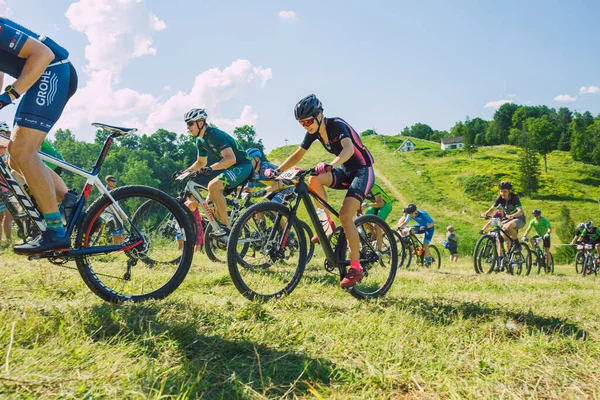 City Cesis Letonia Viaje Conjunto Bicicleta Montaña Día Soleado Montaña — Foto de Stock