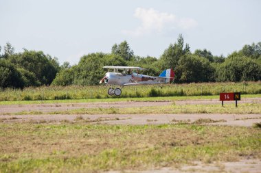Riga Şehri, Letonya. Şehir festivali onuruna Avio gösterisi. Pilotlar gösterileri uçaklarla gösterirler. 15.08.2020
