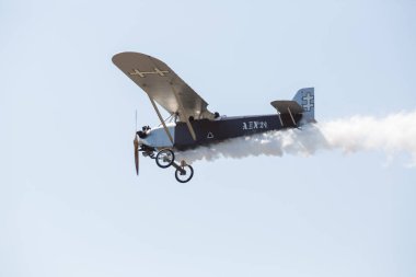 Riga Şehri, Letonya. Şehir festivali onuruna Avio gösterisi. Pilotlar gösterileri uçaklarla gösterirler. 15.08.2020
