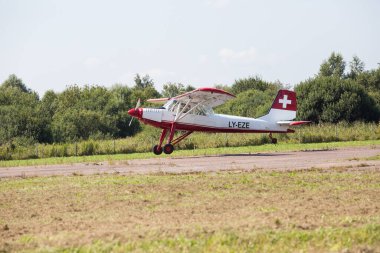 Riga Şehri, Letonya. Şehir festivali onuruna Avio gösterisi. Pilotlar gösterileri uçaklarla gösterirler. 15.08.2020