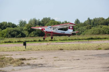 Riga Şehri, Letonya. Şehir festivali onuruna Avio gösterisi. Pilotlar gösterileri uçaklarla gösterirler. 15.08.2020