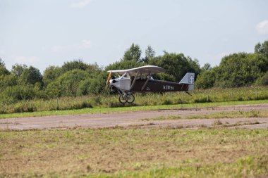 Riga Şehri, Letonya. Şehir festivali onuruna Avio gösterisi. Pilotlar gösterileri uçaklarla gösterirler. 15.08.2020